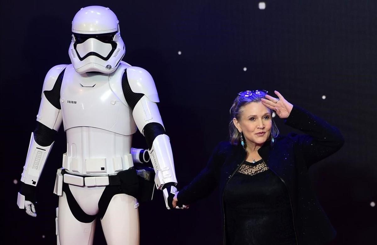 Carrie Fisher posa junto a un soldado imperial, en diciembre del 2015.