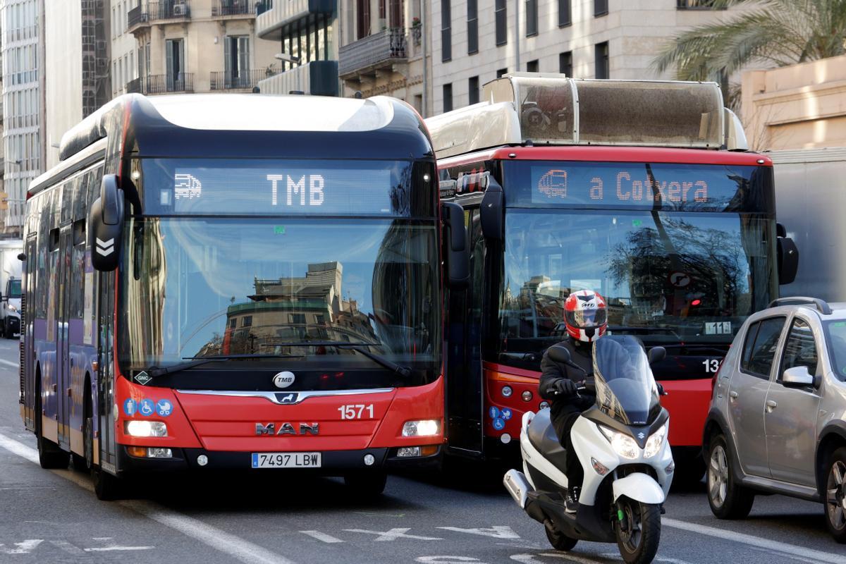 Denunciat per masturbar-se davant de cinc turistes en un bus de Barcelona