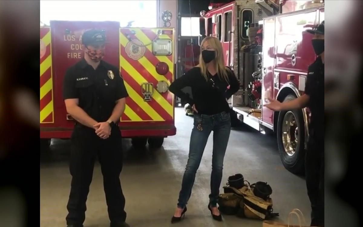 Melanie Grifftith charla con dos bomberos del parque número 7 de Los Ángeles. Melanie Grifftith charla con dos bomberos del parque número 7 de Los Ángeles.