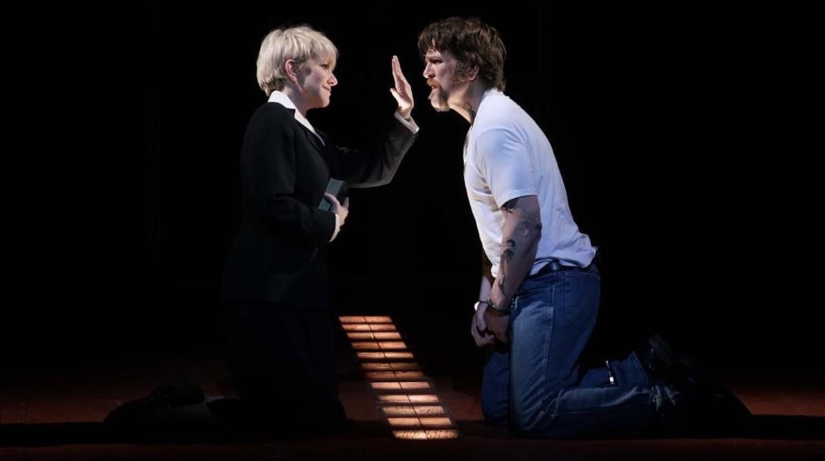 DiDonato (Hermana Helen Prejean) y Michael Mayes (Joseph De Rocher), en una escena de ’Dead man walking’, en el Teatro Real. DiDonato (Hermana Helen Prejean) y Michael Mayes (Joseph De Rocher), en una escena de ’Dead man walking’, en el Teatro Real.