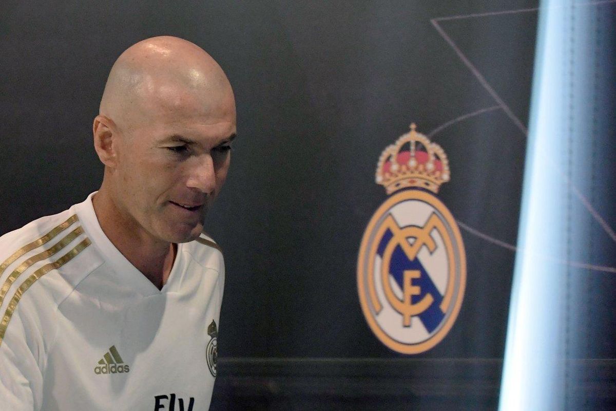 Zinedine Zidane, técnico del Madrid, tras la comparecencia de prensa previa al inicio de liga. Zinedine Zidane, técnico del Madrid, tras la comparecencia de prensa previa al inicio de liga.