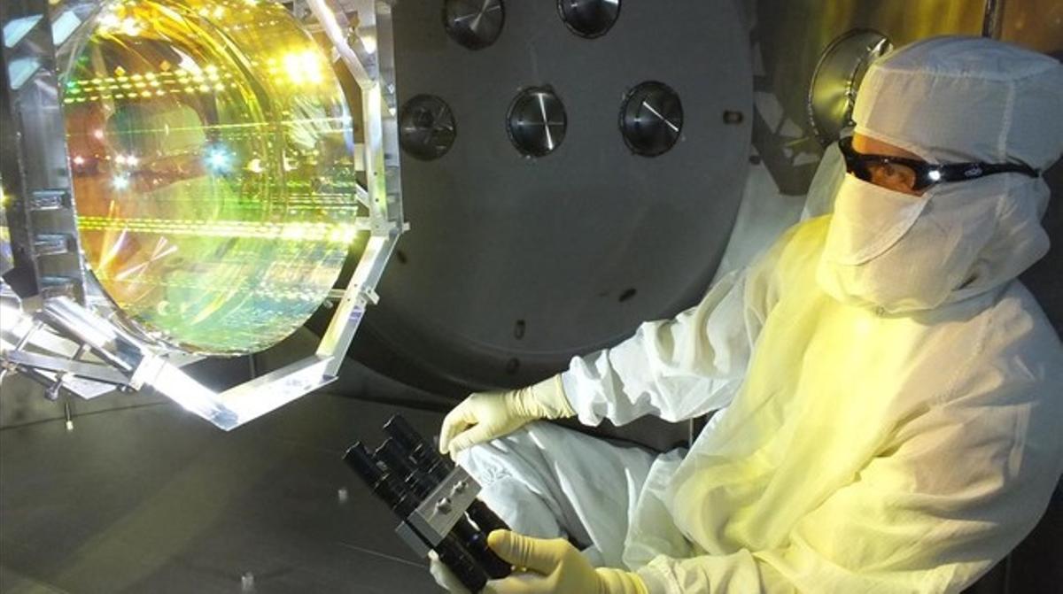 Un técnico del observatorio de ondas gravitacionales LIGO, en Estados Unidos, inspecciona sus ópticas para comprobar la ausencia de contaminantes.