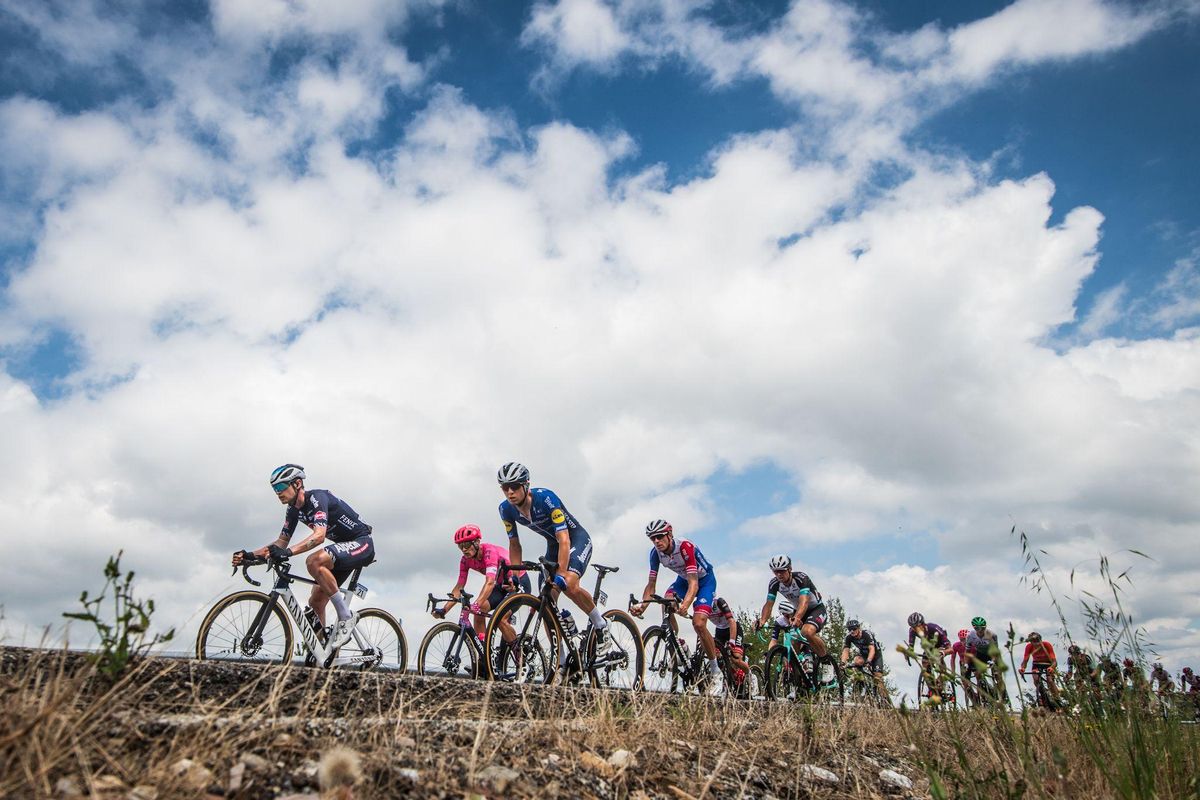 El pelotón de la Vuelta pedalea en el camino a Galicia. El pelotón de la Vuelta pedalea en el camino a Galicia.