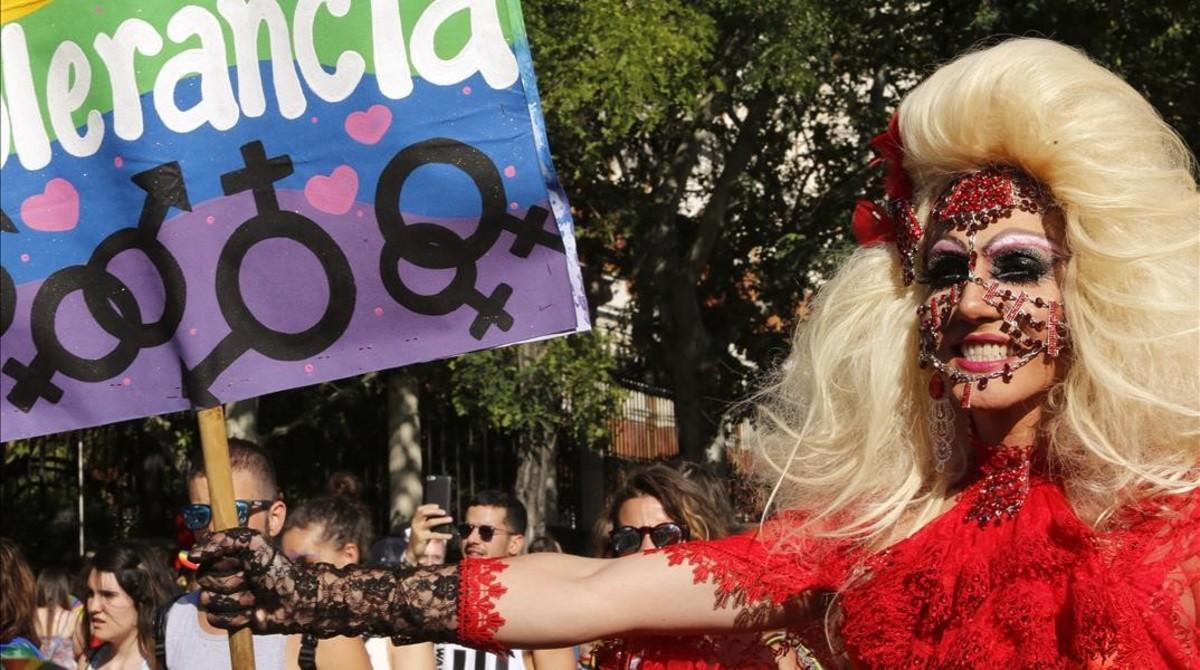 Una manifestante muestra un cartel en el que pide tolerancia durante el desfile del Orgullo Gay en Madrid, este sábado.