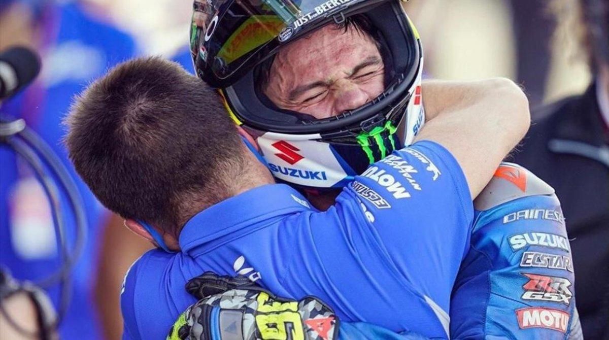 Joan Mir (Suzuki) abrazo a su amigo, preparador físico y asistente Tomás Comas, en el ’corralito’ de Valencia. Joan Mir (Suzuki) abrazo a su amigo, preparador físico y asistente Tomás Comas, en el ’corralito’ de Valencia.