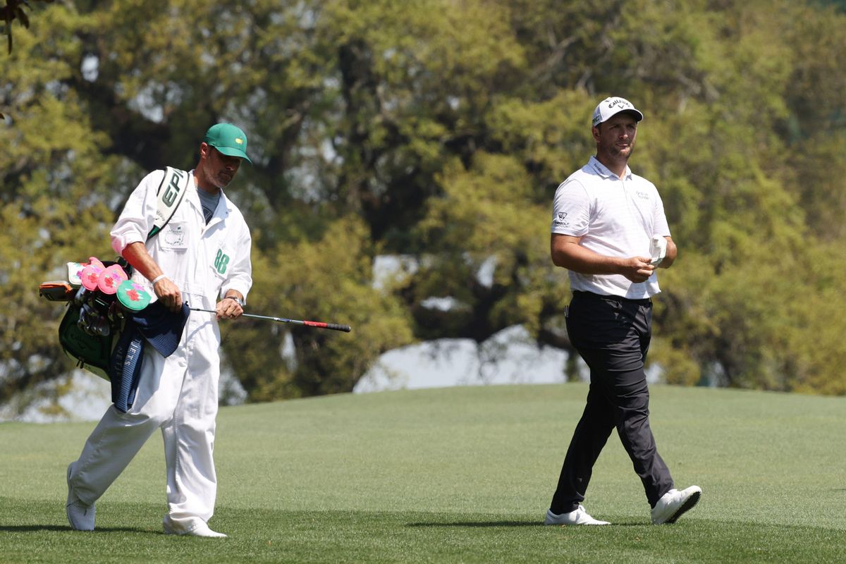 Rahm camina con su caddie, Adam Hayes, en la vuelta de entrenamiento de Augusta Rahm camina con su caddie, Adam Hayes, en la vuelta de entrenamiento de Augusta