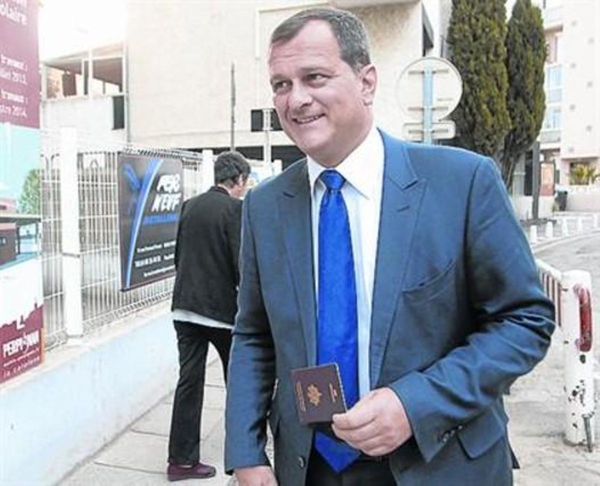 Louis Aliot, pareja de Marine Le Pen, el pasado domingo, en Perpinyà. Louis Aliot, pareja de Marine Le Pen, el pasado domingo, en Perpinyà.