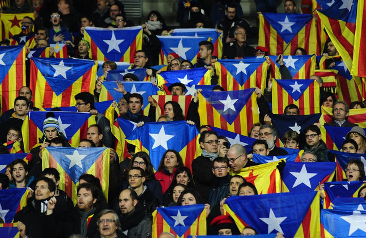 Cientos de ’estelades’ en el estadio Lluís Companys de Barcelona, el pasado 30 de diciembre.