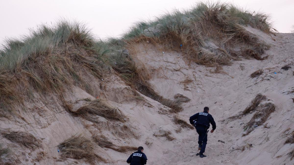 Un home mor enterrat per una duna en una platja de Florida
