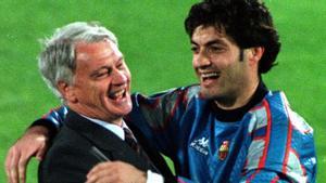 Robson y Baía tras ganar la Recopa de Europa en Rotterdam en 1997.
