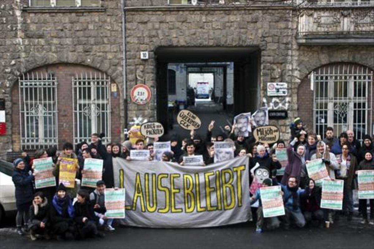 Protesta de los vecinos del edificio de Berlín víctimas de acoso inmobiliario.