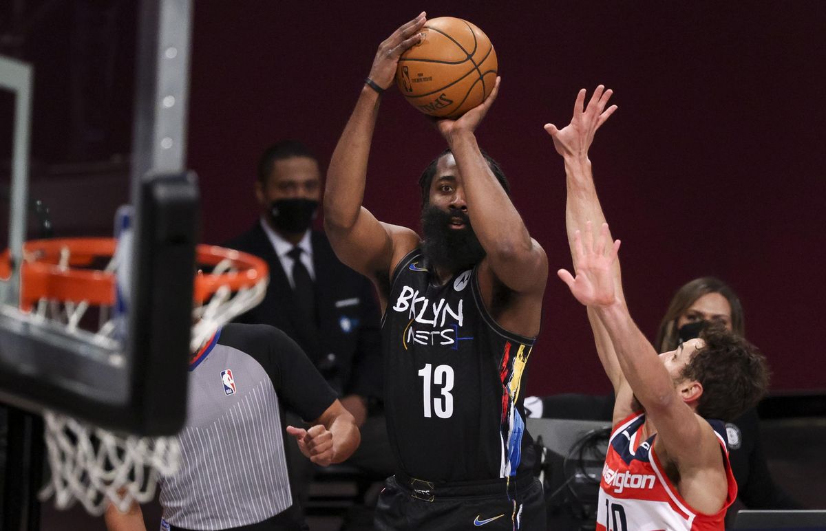Harden, de los Nets, tira a canasta. Harden, de los Nets, tira a canasta.