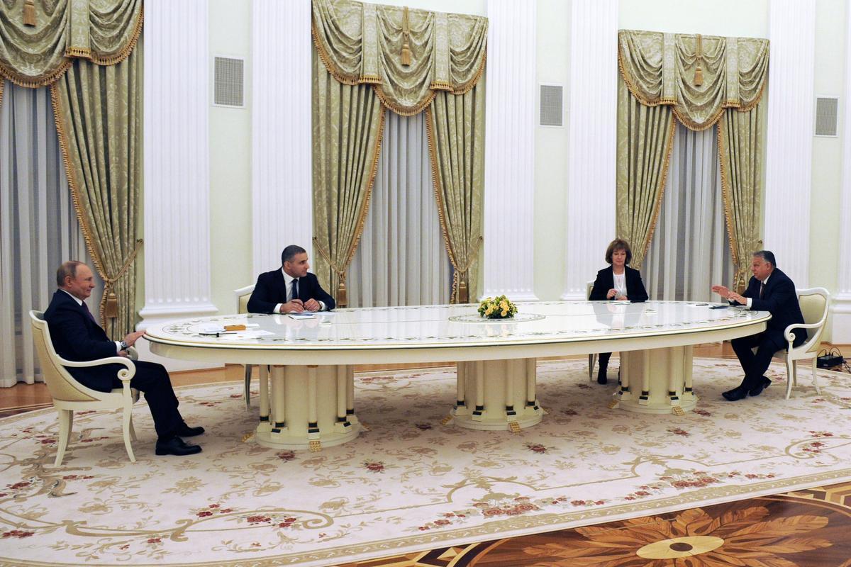 El presidente de Rusia (izquierda), Vladimir Putin, y el primer ministro de Hungría, Viktor Orbán (derecha), durante la reunión que han celebrado este martes en Moscú. El presidente de Rusia (izquierda), Vladimir Putin, y el primer ministro de Hungría, Viktor Orbán (derecha), durante la reunión que han celebrado este martes en Moscú.