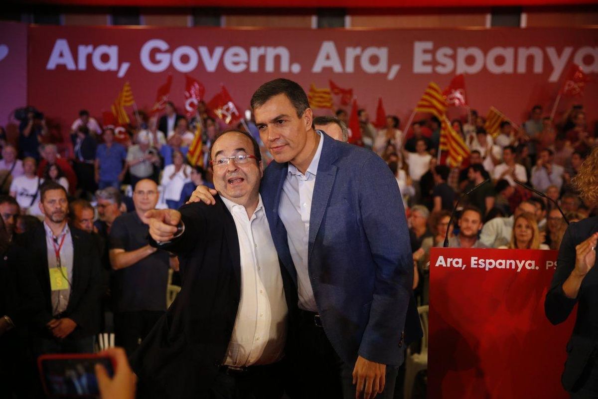 El presidente, Pedro Sánchez, y el primer secretario del PSC, Miquel Iceta, el 9 de octubre del 2019, en un acto de precampaña de las generales en Barcelona. El presidente, Pedro Sánchez, y el primer secretario del PSC, Miquel Iceta, el 9 de octubre del 2019, en un acto de precampaña de las generales en Barcelona.
