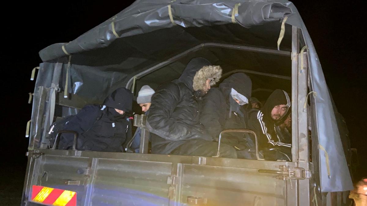 Migrantes irregulares detenidos en la frontera de Polonia con Bielorrusia a bordo de un camión.