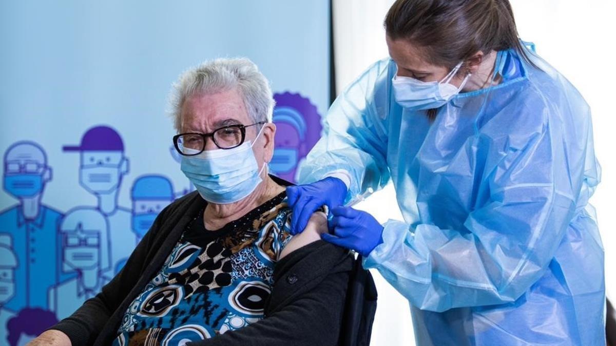  Josefa Pérez, de 89 años,  la primera persona vacunada en Catalunya.