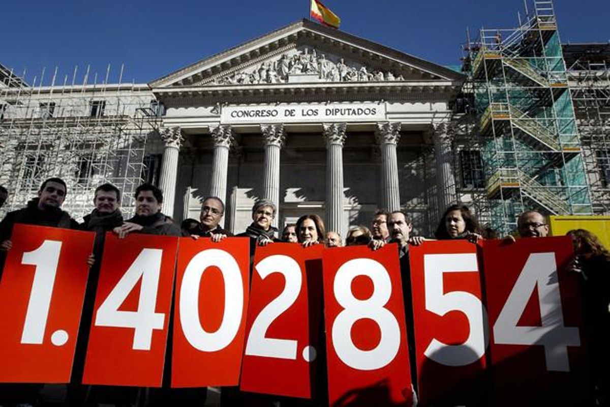 Miembros de la Plataforma de Afectados por la Hipoteca, con una pancarta con la cifra de firmas recogidas en favor de la dación en pago, el pasado 12 de febrero ante el Congreso. Miembros de la Plataforma de Afectados por la Hipoteca, con una pancarta con la cifra de firmas recogidas en favor de la dación en pago, el pasado 12 de febrero ante el Congreso.