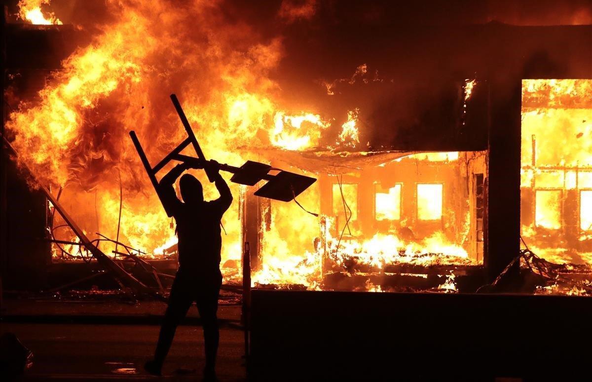Edificios en llamas durante las protestas en Minneapolis.