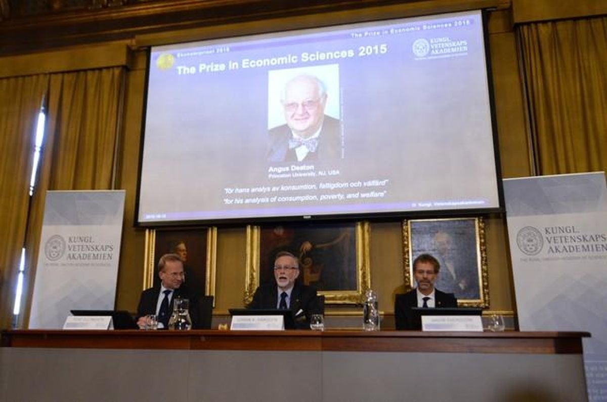 La Academia Sueca de las Ciencias anunciando el Nobel de Economía para Angus Deaton. La Academia Sueca de las Ciencias anunciando el Nobel de Economía para Angus Deaton.