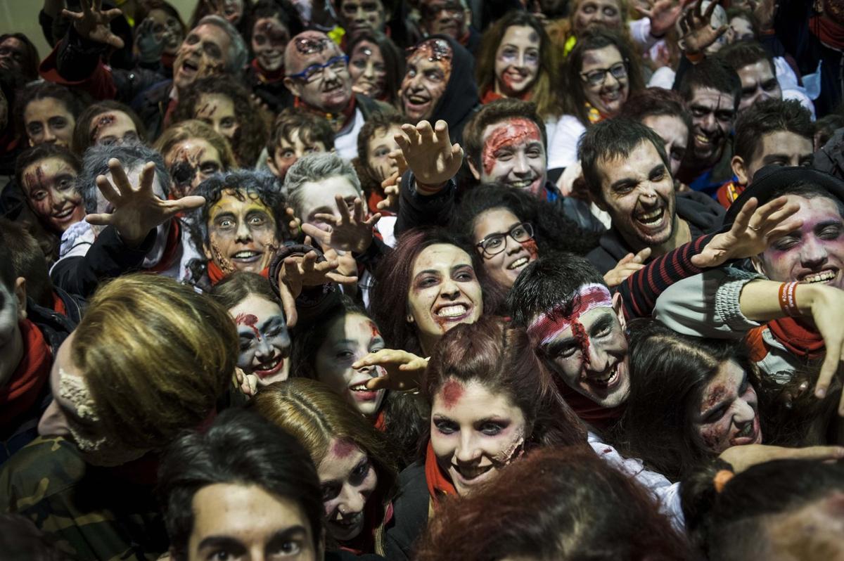 Los zombies ocuparon Terrassa gracias a los más de 3.500 participantes que formaron parte de la Vodafone yu Survival Zombie. 