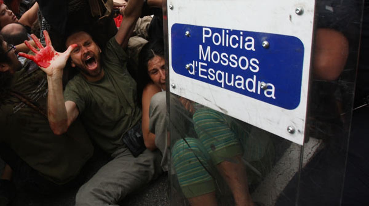 Las fuerzas del orden desalojan a los indignados de la plaza de Catalunya, el pasado 27 de mayo.