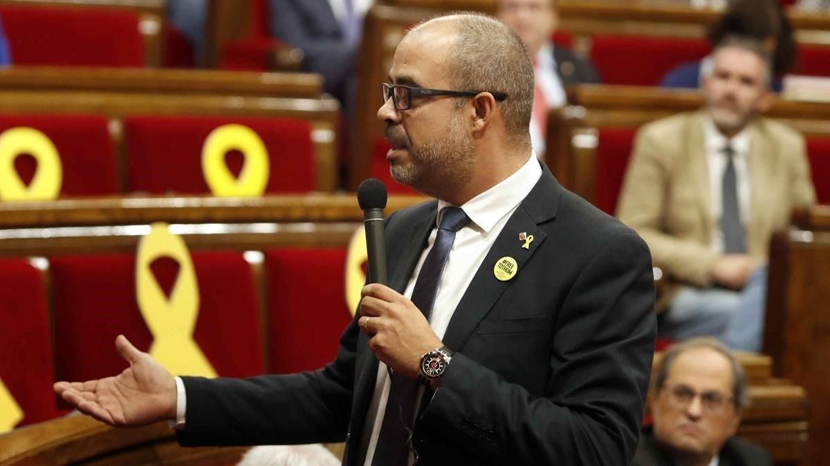 El ’conseller’ Miquel Buch, en el Parlament. El ’conseller’ Miquel Buch, en el Parlament.