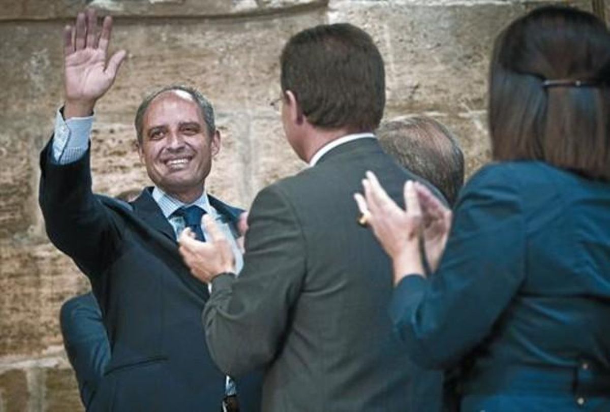 Francisco Camps es ovacionado por sus colaboradores después de anunciar su dimisión. Francisco Camps es ovacionado por sus colaboradores después de anunciar su dimisión.