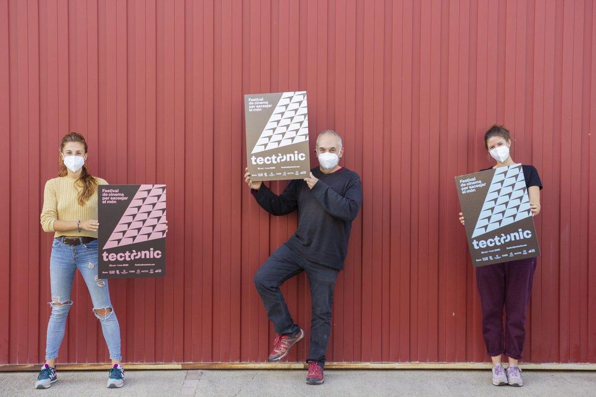 Los responsables de tres de los festivales posan con el cartel del nuevo certamen. Los responsables de tres de los festivales posan con el cartel del nuevo certamen.