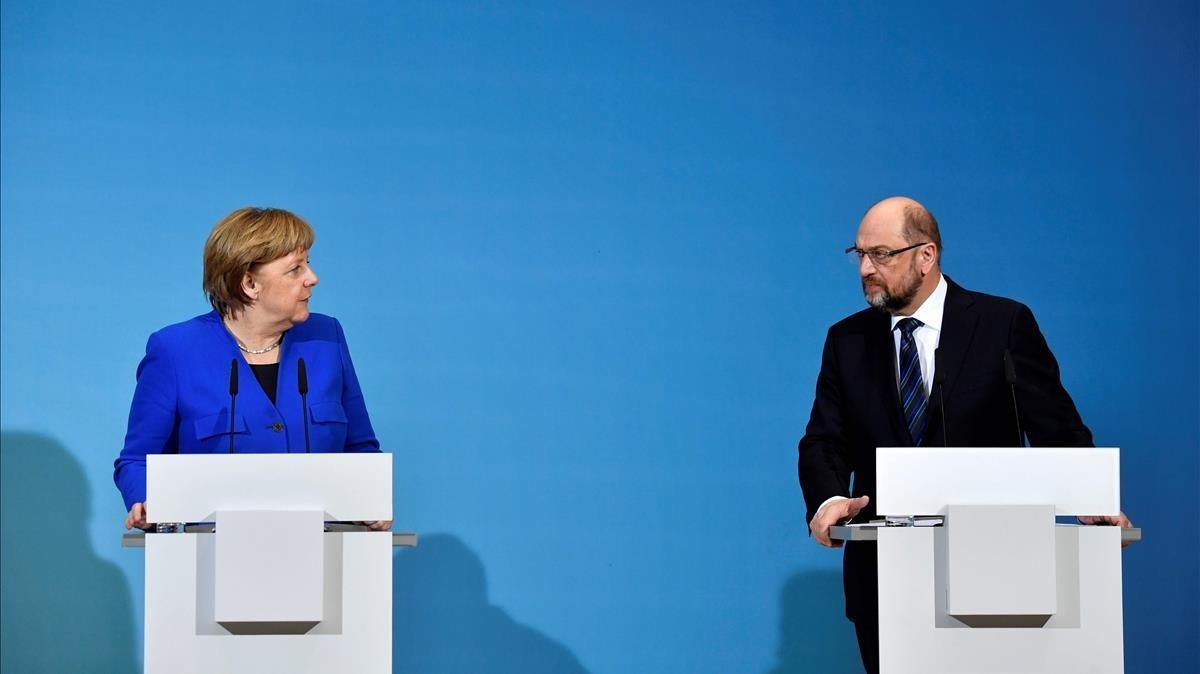 Merkel y Schulz, durante la rueda de prensa conjunta, este viernes. Merkel y Schulz, durante la rueda de prensa conjunta, este viernes.