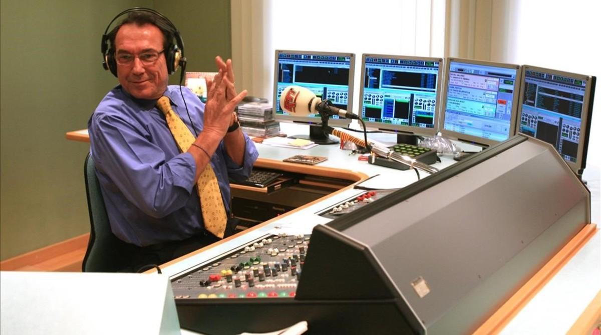 Justo Molinero, en los estudios de Radio TeleTaxi.
