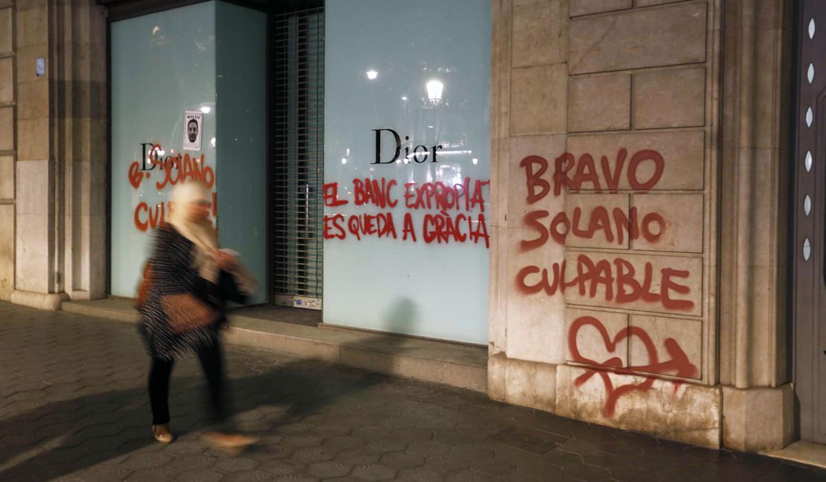 Pintadas contra el propietario del conocido como ’banco expropiado’ de Gràcia en una tienda por pedir su desalojo, en junio de 2016.