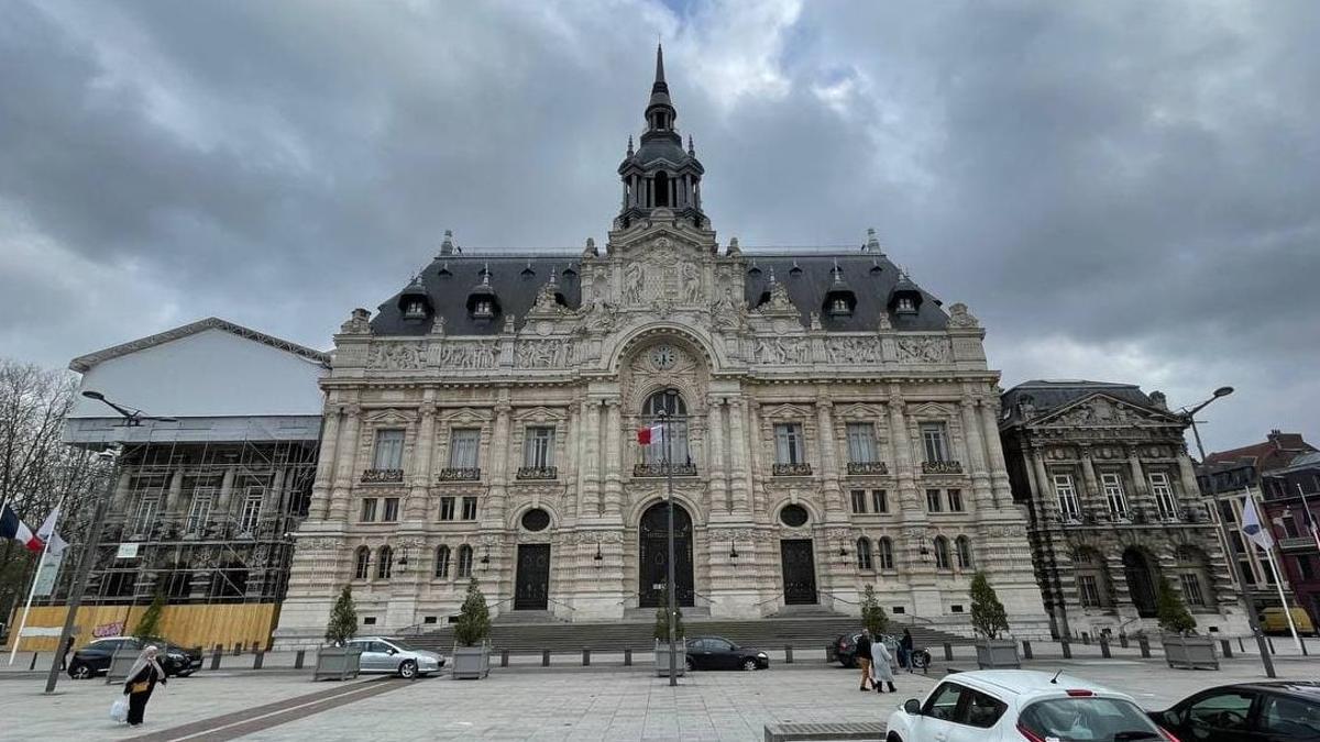 Imagen de la fachada del ayuntamiento y la Grand Place de Roubaix.