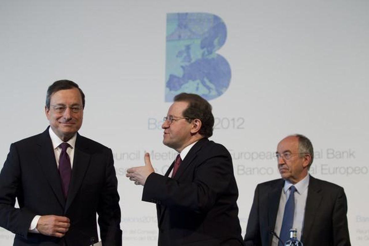 El presidente del Banco Central Europeo (BCE), Mario Draghi, el vicepresidente de la entidad, Vítor Constâncio, y el presidente del Banco de España, Miguel Ángel Fernández Ordóñez, tras la reunión del consejo de gobierno del BCE en Barcelona. El presidente del Banco Central Europeo (BCE), Mario Draghi, el vicepresidente de la entidad, Vítor Constâncio, y el presidente del Banco de España, Miguel Ángel Fernández Ordóñez, tras la reunión del consejo de gobierno del BCE en Barcelona.