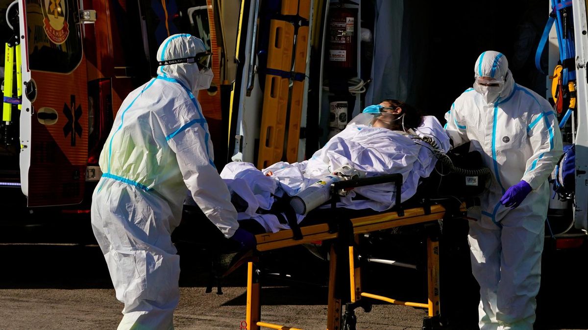 Unos sanitarios llevan en camilla a una paciente al Hospital 12 de Octubre de Madrid, este martes. Unos sanitarios llevan en camilla a una paciente al Hospital 12 de Octubre de Madrid, este martes.
