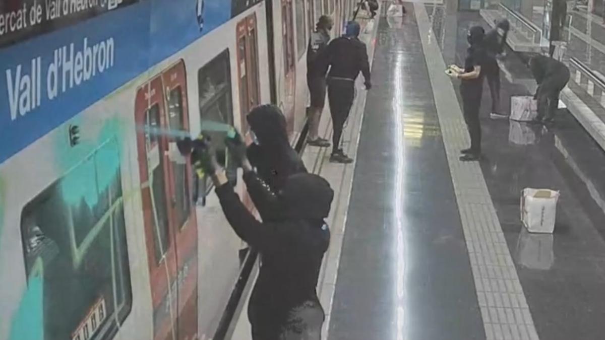 Un ataque de 62 grafiteros en Barcelona deja cuatro trenes de metro vandalizados y afecta al servicio.