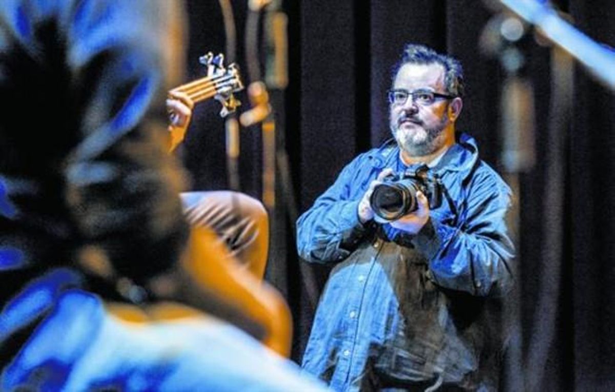 Xavier Mercadé, con su inseparable cámara durante un concierto en el Born, el pasado viernes. Xavier Mercadé, con su inseparable cámara durante un concierto en el Born, el pasado viernes.