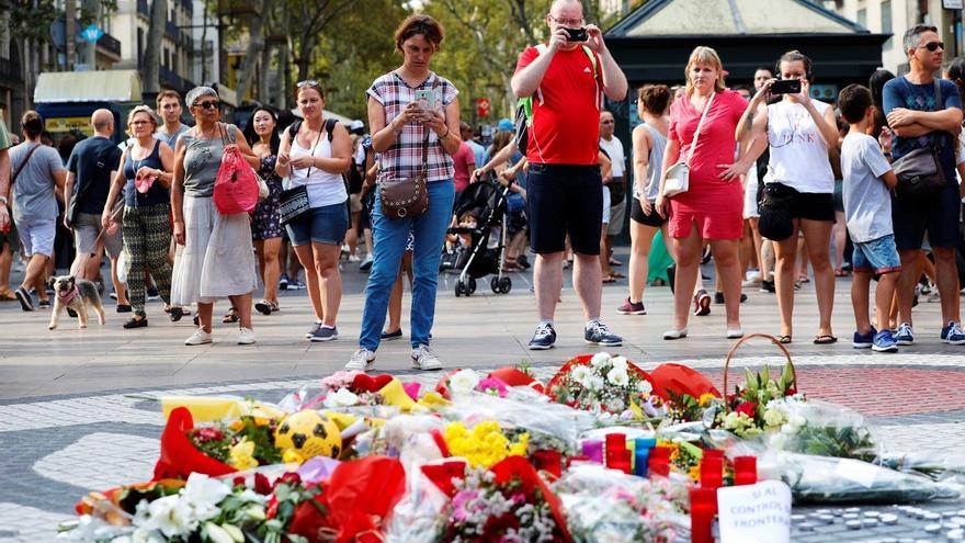 Barcelona ha retut aquest dimarts un sobri i emotiu homenatge a les víctimes del 17-A - Vimarsana News