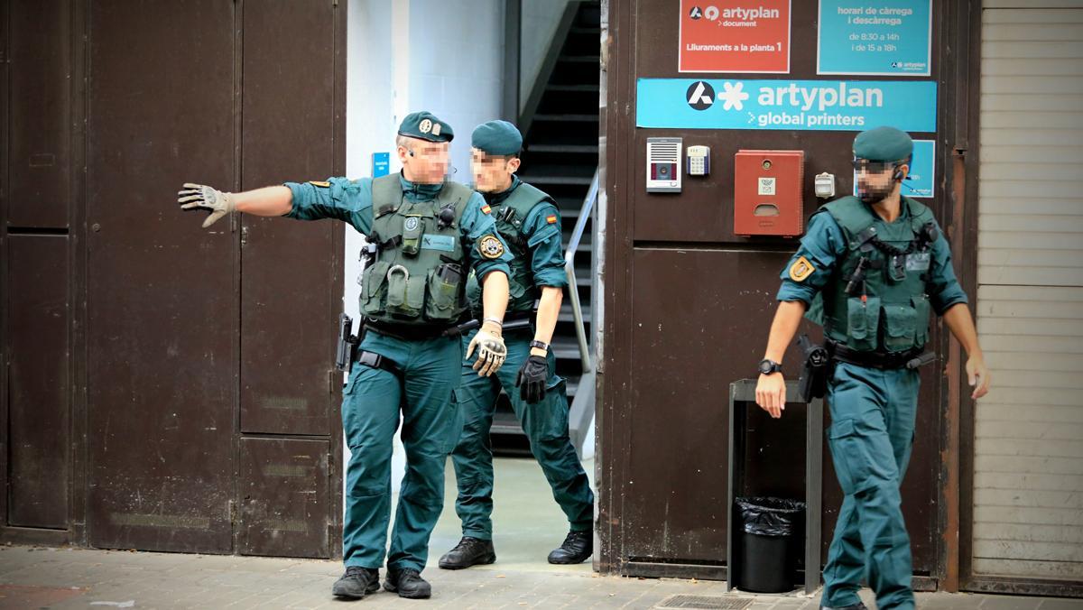 La Guardia Civil irrumpe en imprentas en busca de papeletas y carteles del 1-O.