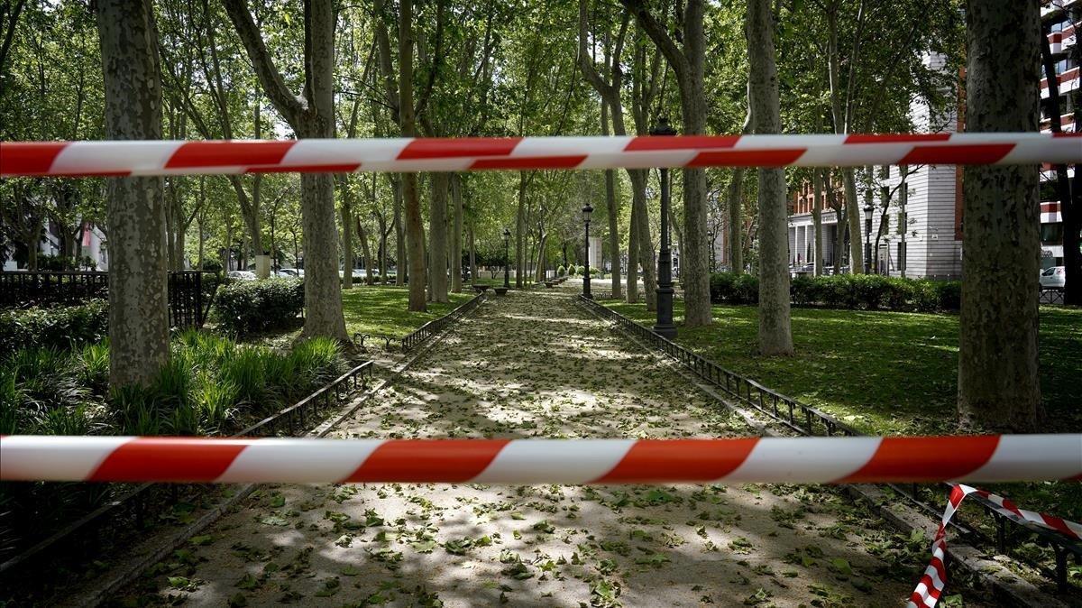 Un parque madrileño cerrado durante el estado de alarma derivado de la crisis del covid-19