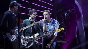 Chris Martin (a la derecha) y Coldplay, en el escenario del concierto benéfico Global Citizen Festival G-20, en Hamburgo, en julio del 2017.