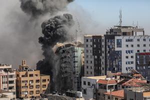 Una columna de humo asciende de la torre de prensa bombardeada en Gaza.