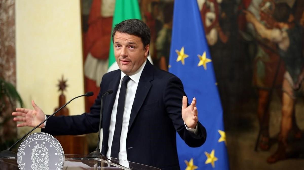 Renzi anuncia compungido su dimisión tras los resultados del referéndum, en el Palazzo Chigi, en Roma, en la madrugada de este lunes.