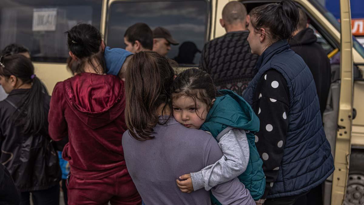 Refugiados ucranianos procedentes del sur del país, a su llegada al punto de evacuación de Zaporizhzhia.