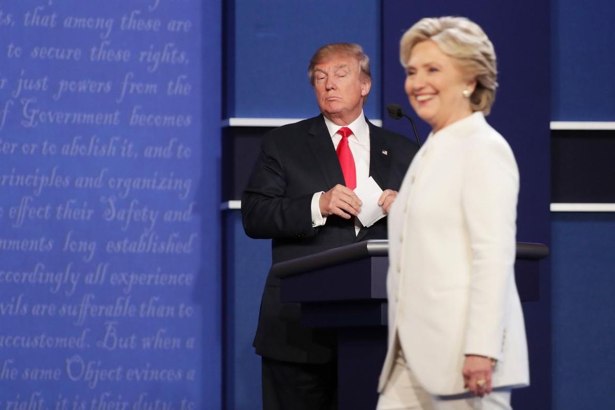 Trump observa serio a una sonriente Hillary, durante el tercer y último debate presidencial. Trump observa serio a una sonriente Hillary, durante el tercer y último debate presidencial.
