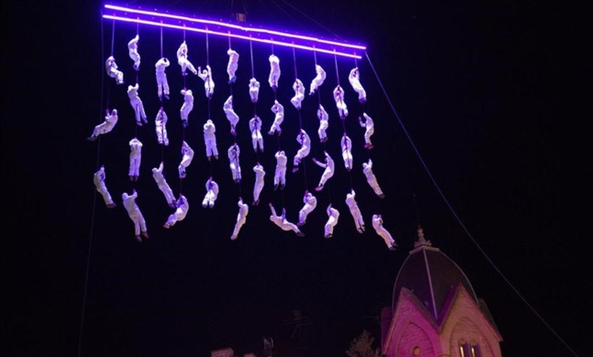 Los 42 integrantes de La Xarxa, suspendidos en el aire para celebrar el 50º aniversario de Ampans, este sábado, en Manresa. 