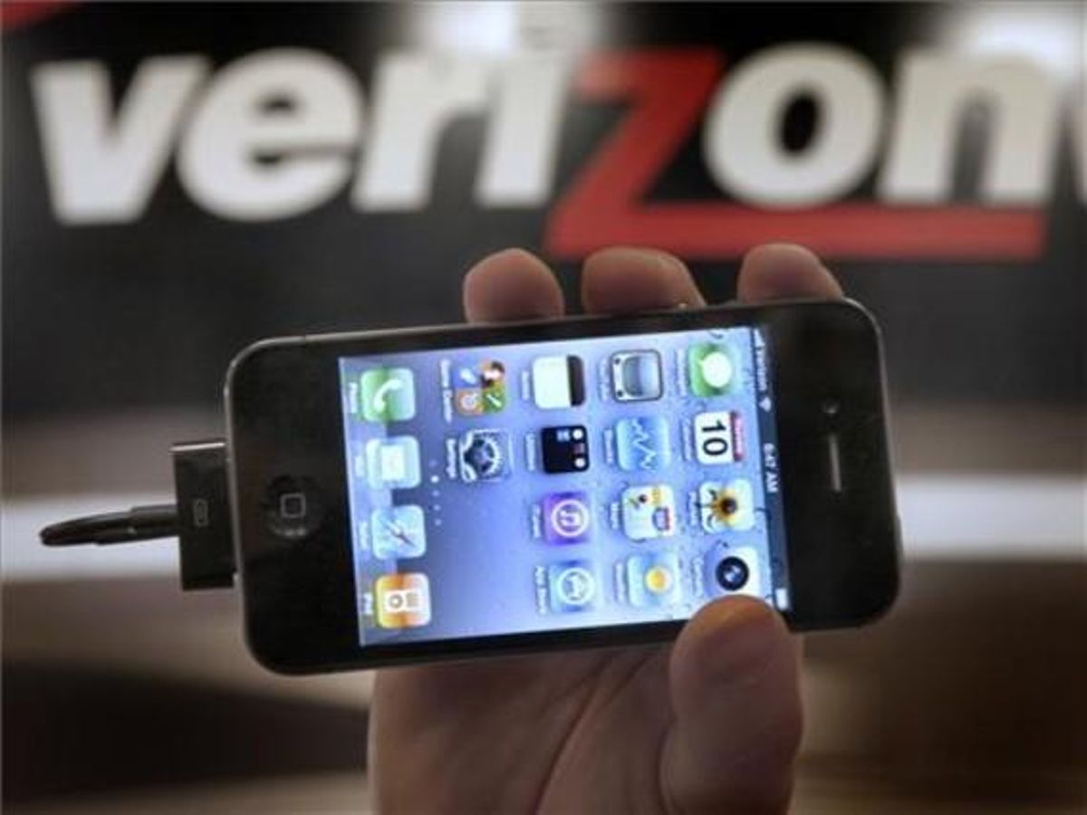 Un responsable de Verizon muestra un iPhone 4G. Un responsable de Verizon muestra un iPhone 4G.