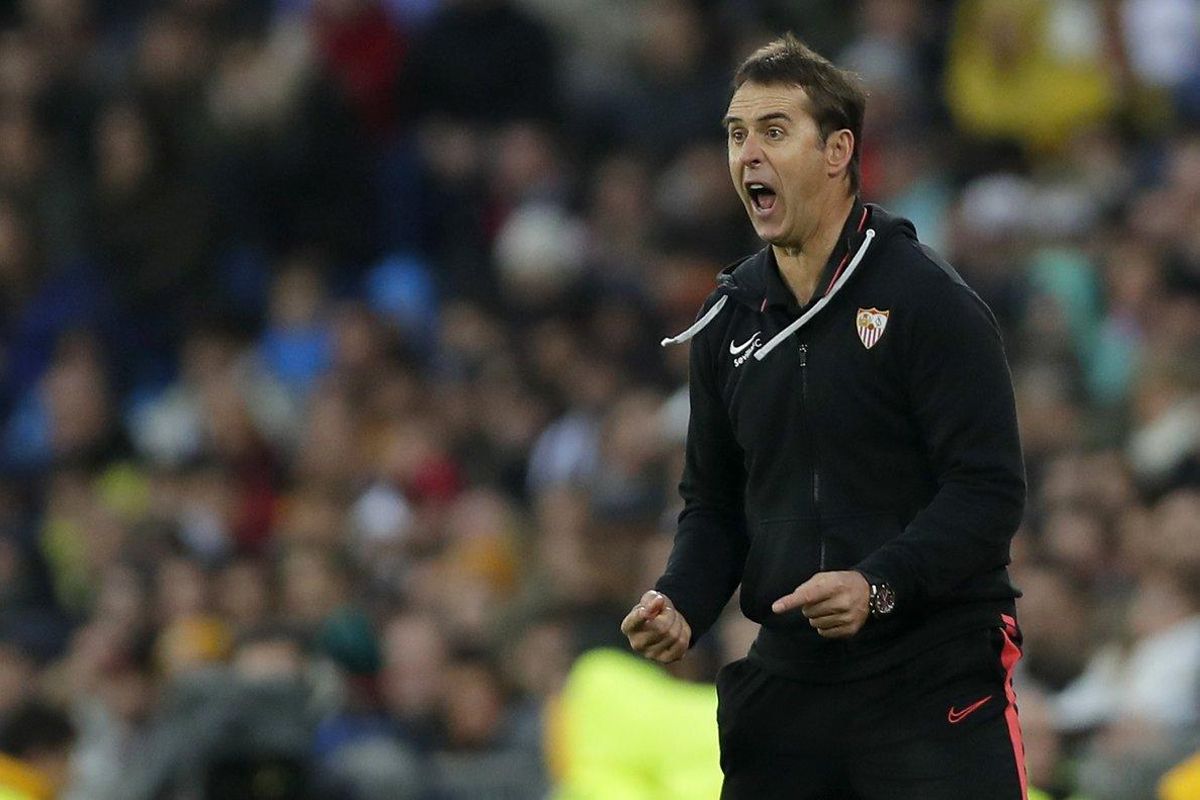 Lopetegui portesta una acción durante el partido del Sevilla ante el Madrid. Lopetegui portesta una acción durante el partido del Sevilla ante el Madrid.
