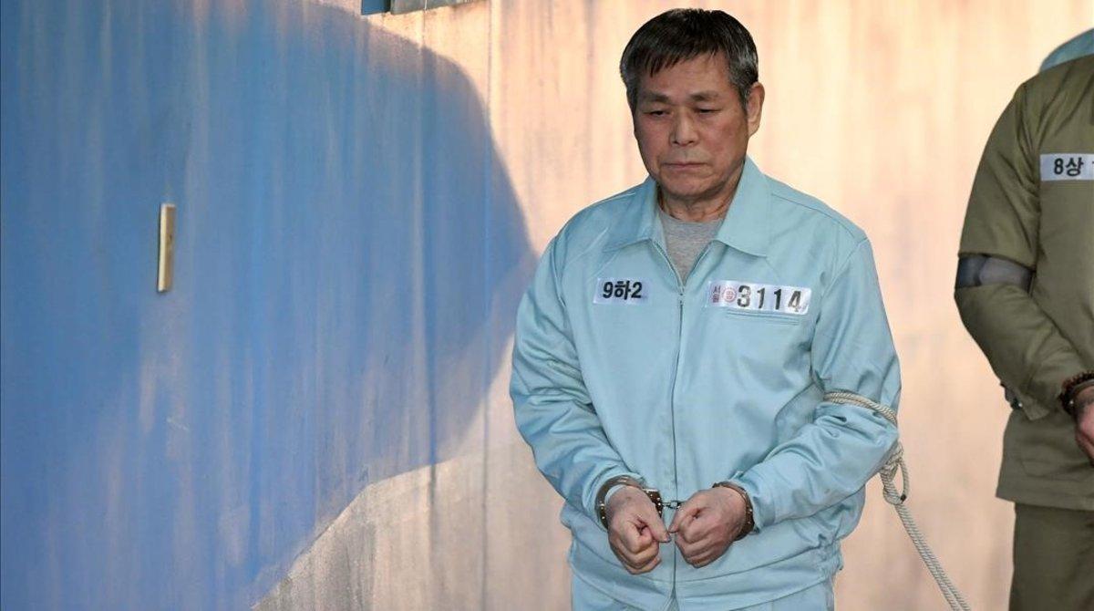 El pastor surcoreano Lee Jaerock, a su llegada al tribunal de Seúl que le juzgó.