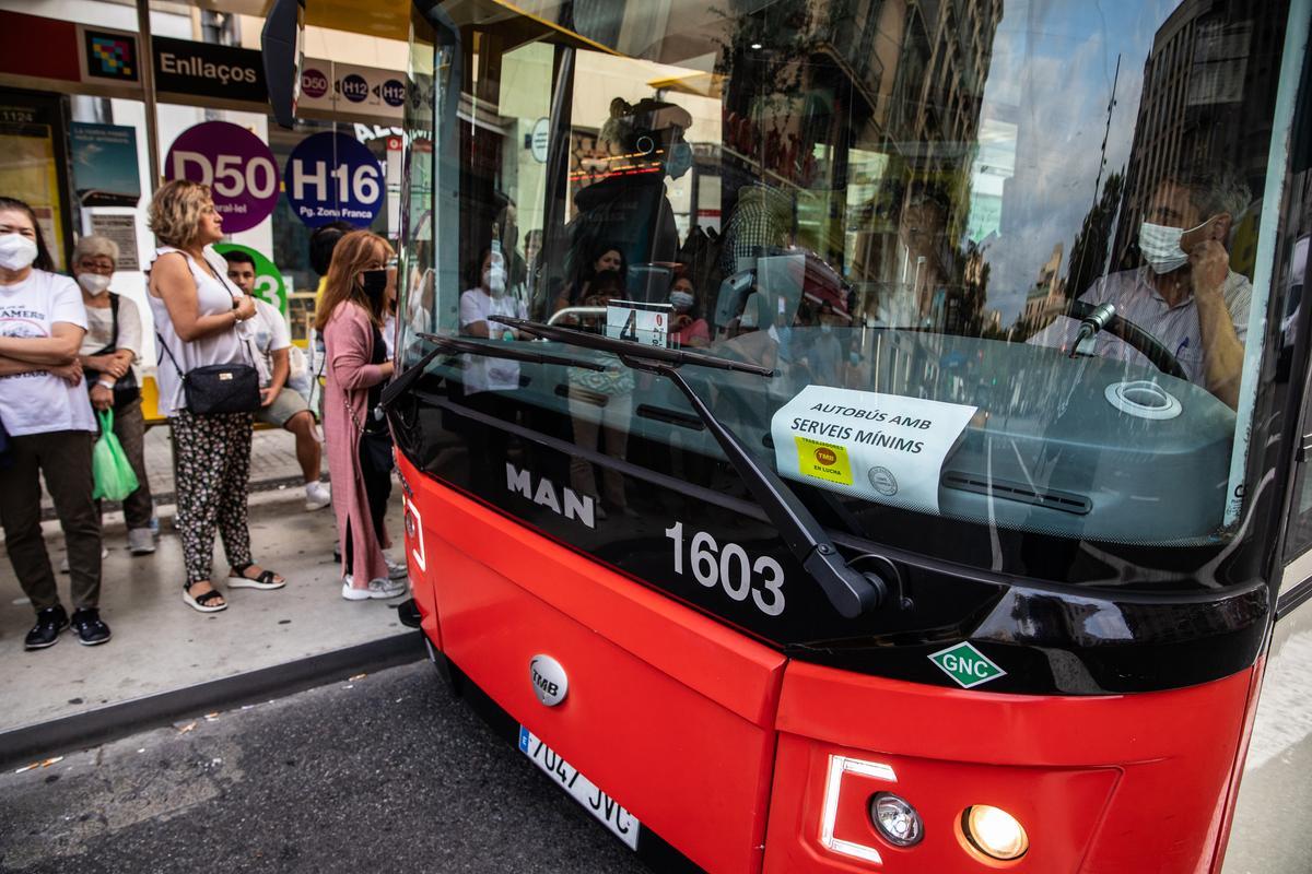 Un conductor de bus de Barcelona, acomiadat per pintar càmeres de vigilància