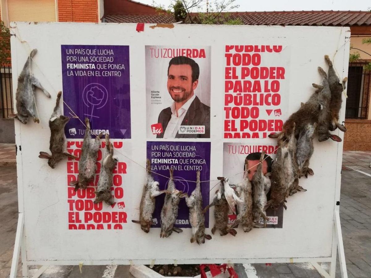 Cuelgan conejos muertos en un cartel electoral de Alberto Garzón (IU)